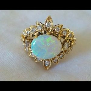 GORGEOUS 18K VINTAGE NATURAL OPAL DIAMOND RING